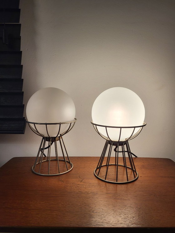 Image 1 of Ensemble de lampes de table vintage, structure en fil de fer et globe en verre opalin blanc, années 1960
