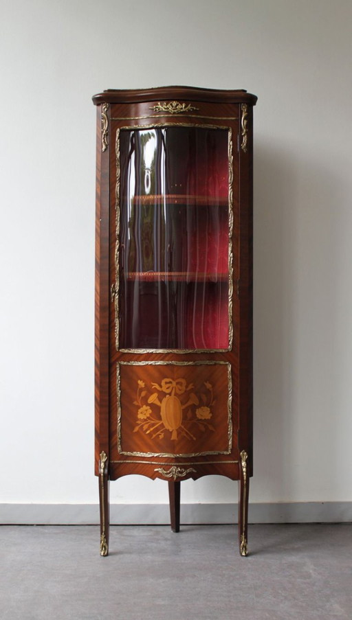 Vetrina angolare in stile Luigi XV, realizzata in mogano e intarsiata. – vitrinekasten, Wood (photo 2 of 13)