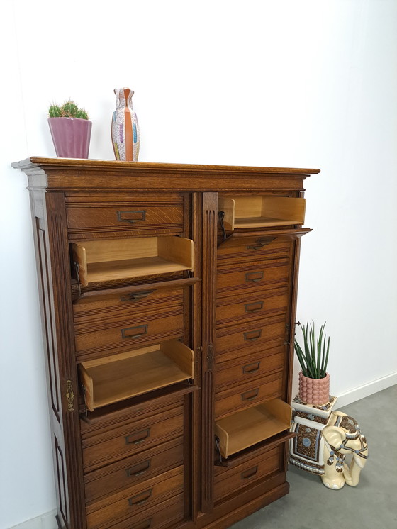 Image 1 of Ancienne commode d'archives en bois