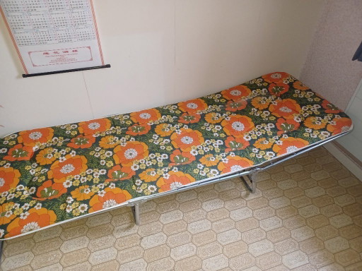 Lit pliant vintage original des années 1970 – Lit pliant rétro à imprimé floral