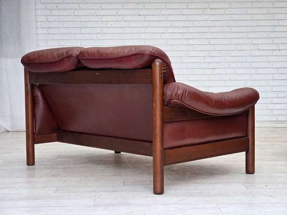 Image 1 of Schwedisches 2-Sitzer-Sofa aus den 1970er Jahren, braunes Leder mit Patina, dunkles Buchenholz.