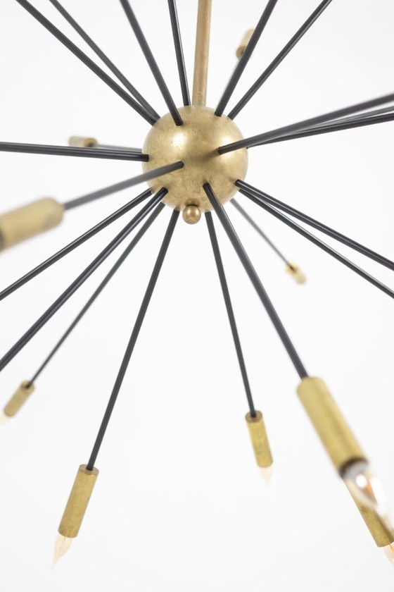 Image 1 of Lampadario a forma di Sputnik in ottone dorato patinato e lacca nera. Contemporaneo.