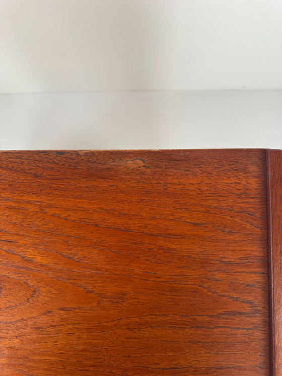 Image 1 of Commode danoise en teck – Élégance de la façade sculptée