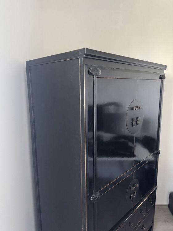 Antiker chinesischer Schrank, schwarz – 105 x 61 x 182 cm – Schränke, Metal, Wood (photo 5 of 14)