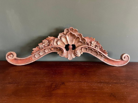Image 1 of Supraporte en bois sculpté à la main de style baroque. Probablement fabriqué au début des années 1900 et en très bon état.