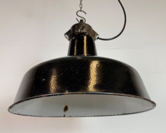 Image 1 of Industriële zwarte geëmailleerde fabriekslamp met gietijzeren bovenkant, jaren 50