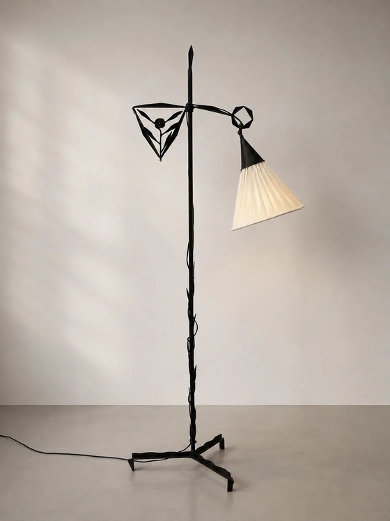 Lampadaire en fer forgé de style Arts & Crafts de l'école d'Amsterdam – Iron, Amsterdam School (photo 5 of 8)