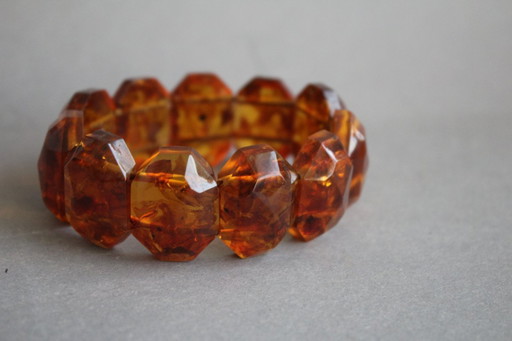 Bracciale in ambra, finemente lavorato, 46 ​​grammi di ambra color miele chiaro, stile Art Déco.