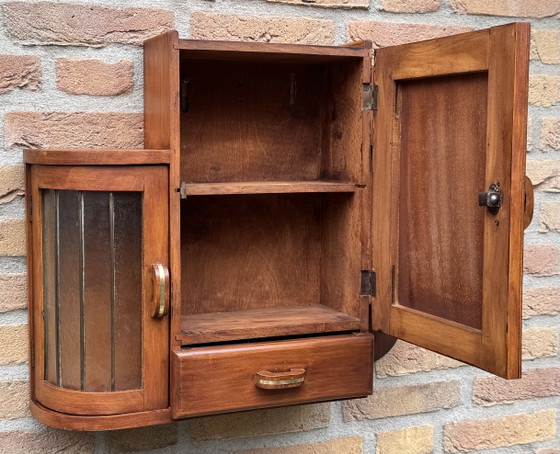 Seltener Apothekerschrank im Art-déco-Stil | Buntglas, Spiegel & Messingbeschläge | 1920er-1930er Jahre (photo 14 of 15)