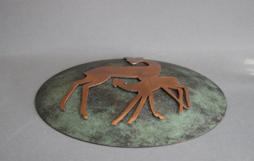 Mid-century heavy round wall painting, copper with green patina, depicting a deer with fawn, 1950s/60s