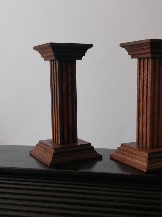 Image 1 of Paire de chandeliers en bois, décor de colonne, usine de meubles Oisterwijk