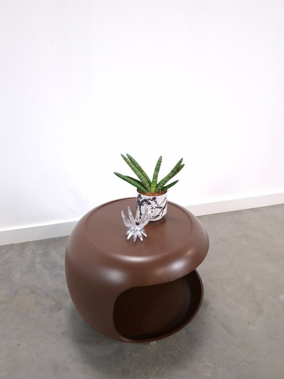 Table basse ronde Space Age marron sur roulettes avec compartiment ouvert – Tables basses, Plastic, Metal (photo 7 of 14)