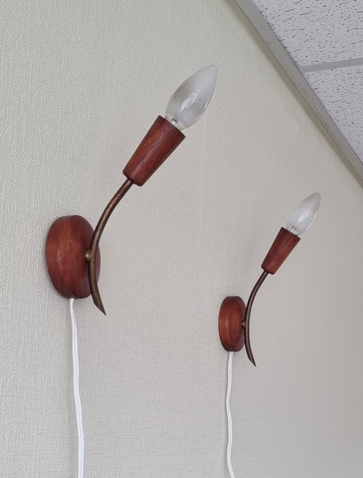 Due lampade da parete in teak di metà secolo, senza paralume