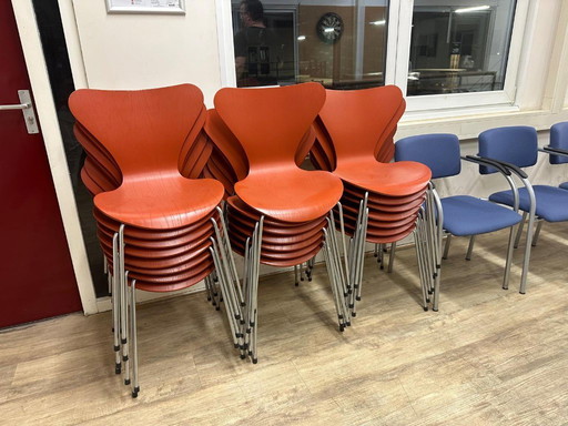 16 Arne Jacobsen - 7-teiliger Stuhl aus orangefarbener Eiche - Modell 3107 Fritz Hansen