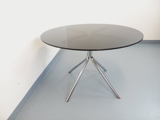 Image 1 of Vintage ronde eettafel van plexiglas, rookglasachtig materiaal en verchroomd metaal, in Space Age-stijl uit de jaren 70.