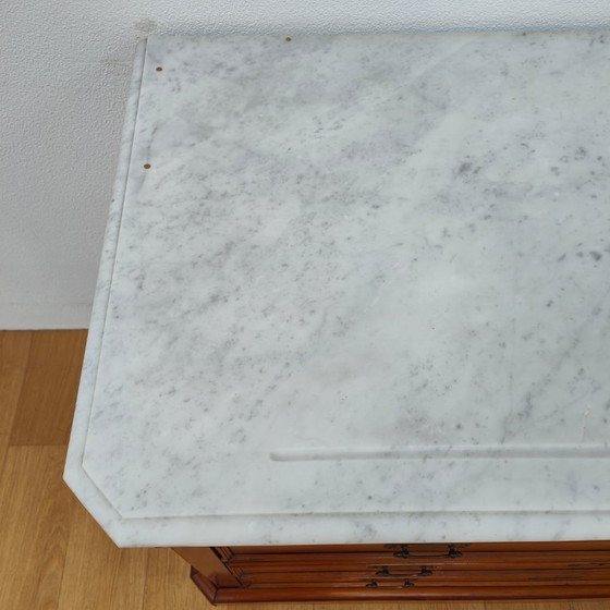 Image 1 of Buffet, commode, chiffonnier ou meuble de salle de bain ancien de style français avec plateau en marbre blanc