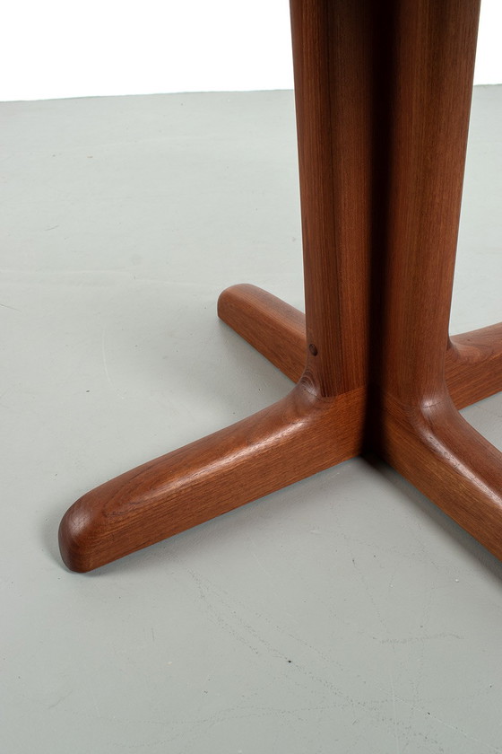 Image 1 of Table de salle à manger ronde danoise, en bois de teck.