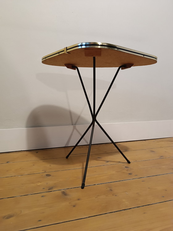 Image 1 of Table d'appoint trépied années 1950