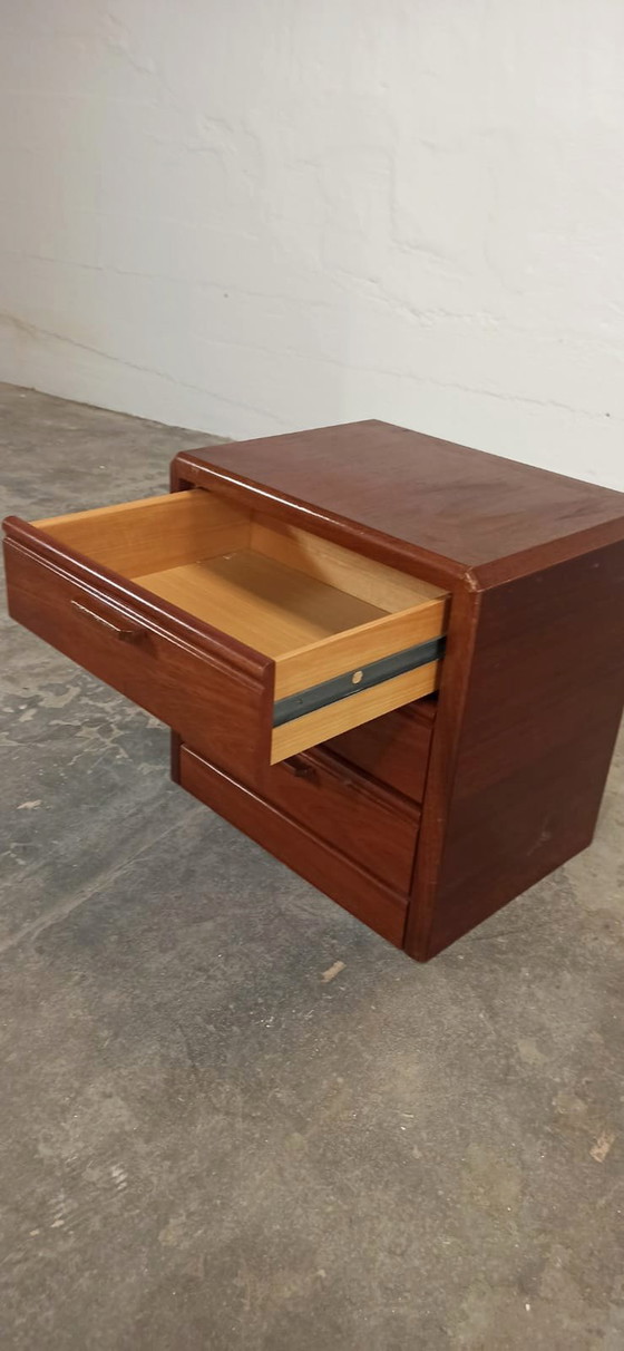 Image 1 of Comodino con cassettiera in legno Hülsta