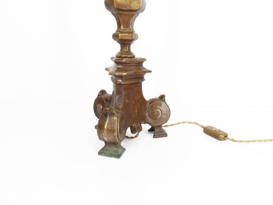Image 1 of Lampe aus massiver Bronze, dreibeiniger Sockel mit Schnörkeln, neugotischer Stil, spätes 19. Jahrhundert