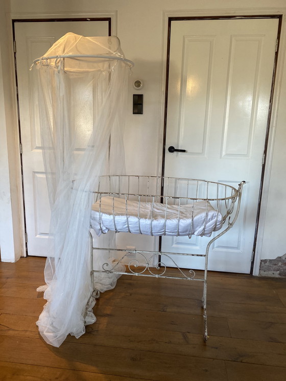 Image 1 of Antiek wiegje metaal