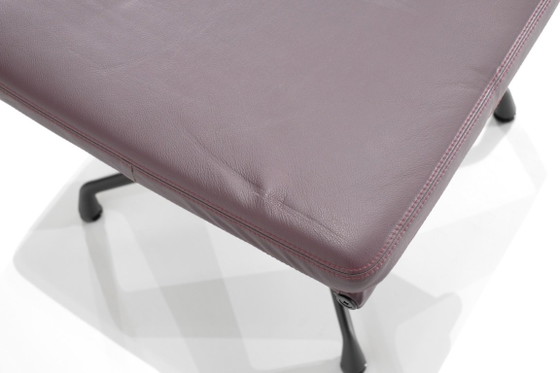 EA 223 Ottoman Stool designed by Charles and Ray Eames for Vitra, USA, 1969. – Display cabinets, Aluminium (photo 13 of 19)