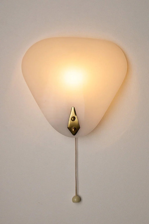 Driehoekige wandlampen van acryl en messing