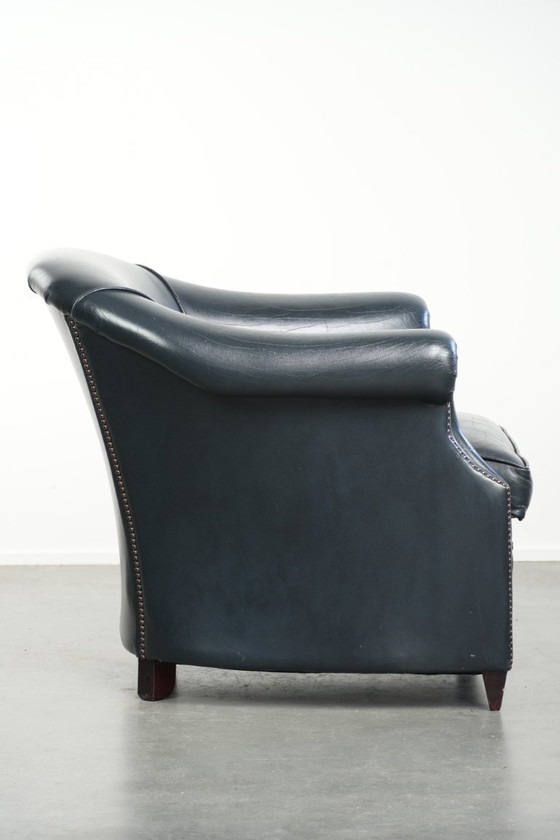 Image 1 of Poltrona club blu scuro in pelle bovina dal design intramontabile