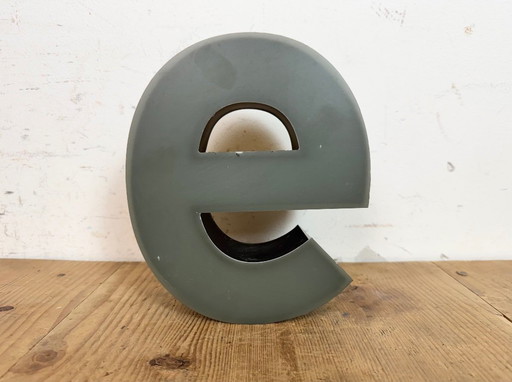 Lettera e illuminata grigia vintage, anni '70