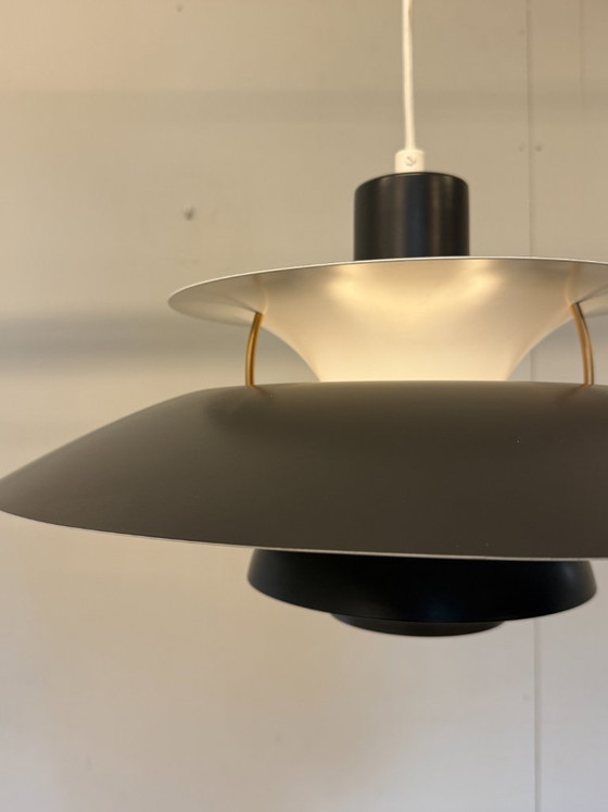 Louis Poulsen PH5 - Poul Henningsen - Gris foncé, turquoise, blanc – Suspensions, Metal, Aluminium (photo 10 of 13)