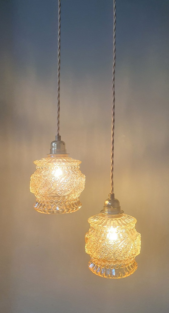 Image 1 of Set van 2 Vintage getextureerde rose / amber getinte hanglampen - midcentury design. 