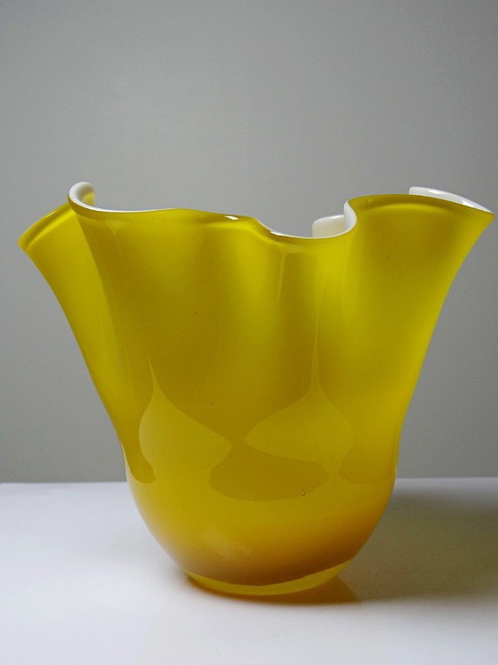 Image 1 of Vase Fazzoletto en verre soufflé italien, opaline doublée jaune, Murano 1960-70