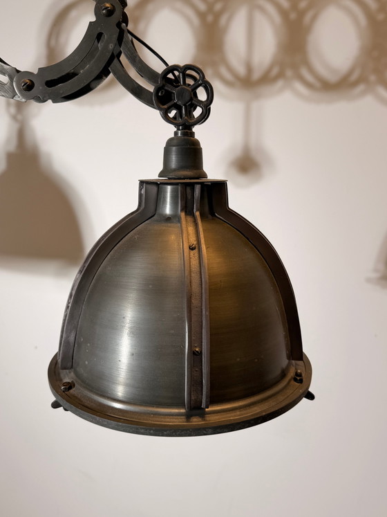 Suspension industrielle en forme de ciseaux (photo 3 of 8)