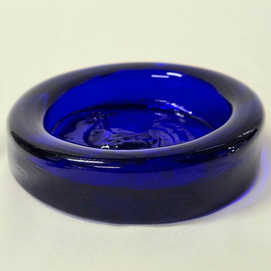 Superbe grand vide-poche / plat en verre bleu cobalt pressé, motif Coq. Œuvre iconique du designer Erik (photo 4 of 6)