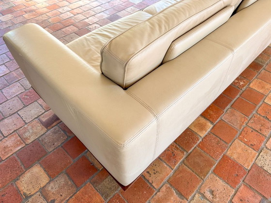 Image 1 of Juego de 2 elegantes sofás de cuero con estilo de mediados de siglo.