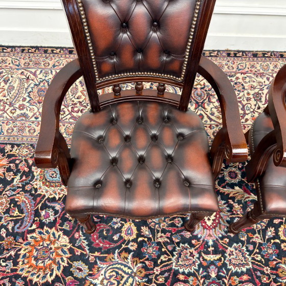 Set di sedie da ufficio Chesterfield inglesi Oxblood – Poltrone, Leather, Wood (photo 5 of 12)