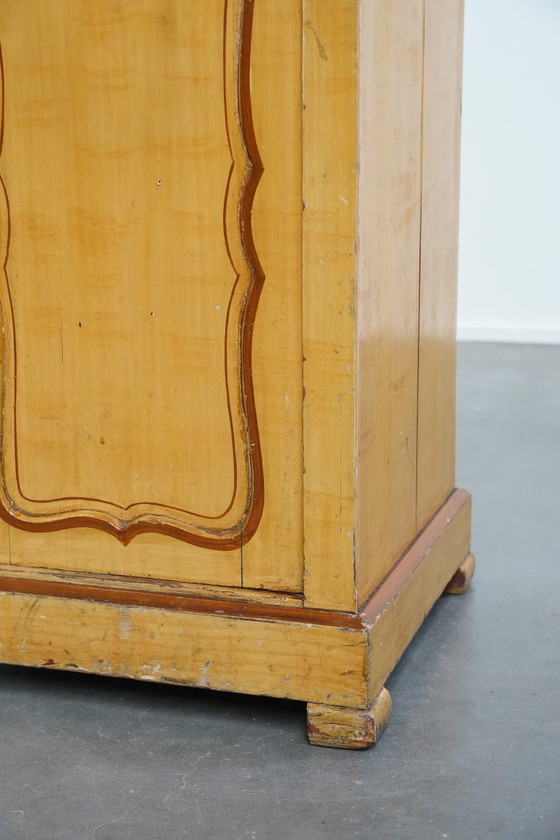 Image 1 of Antico comodino/tavolino da ingresso in legno a 1 anta con piano in marmo chiaro