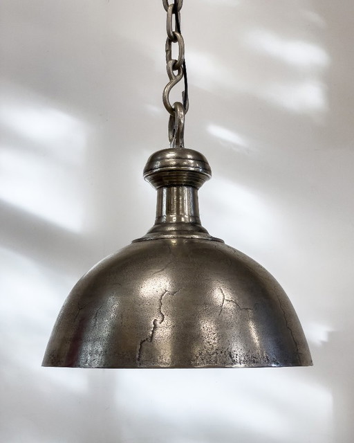 Attrape-regard industriel – Suspension en nickel à l'aspect vieilli