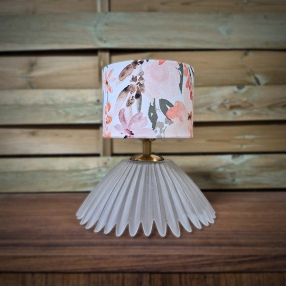 Image 1 of Tischlampe, Nachttischlampe, antiker Globusfuß und Blumenschirm