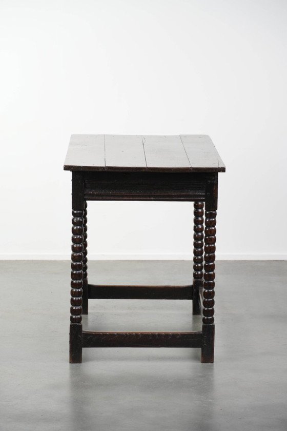 Image 1 of Uniek mooie antieke Engelse side table van eikenhout uit de 18e eeuw met een lade en mooie bobbin gedraaide poten