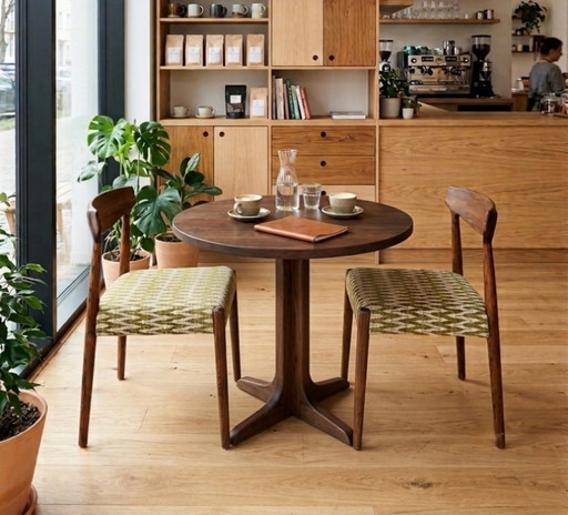 Set van 2 eetkamerstoelen van massief essenhout met groene jacquardstof.
