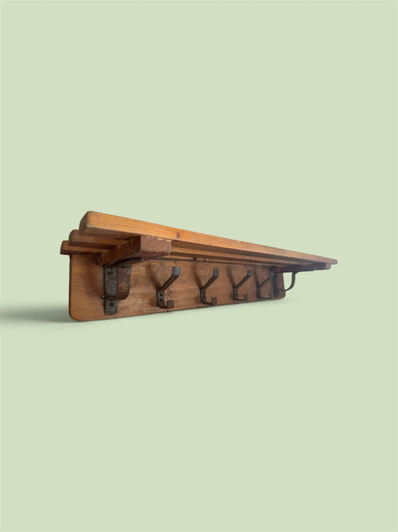 Image 1 of Originele Vintage Houten Wandkapstok met Hoedenplank | Jaren ’40/’50 | Schuurvondst