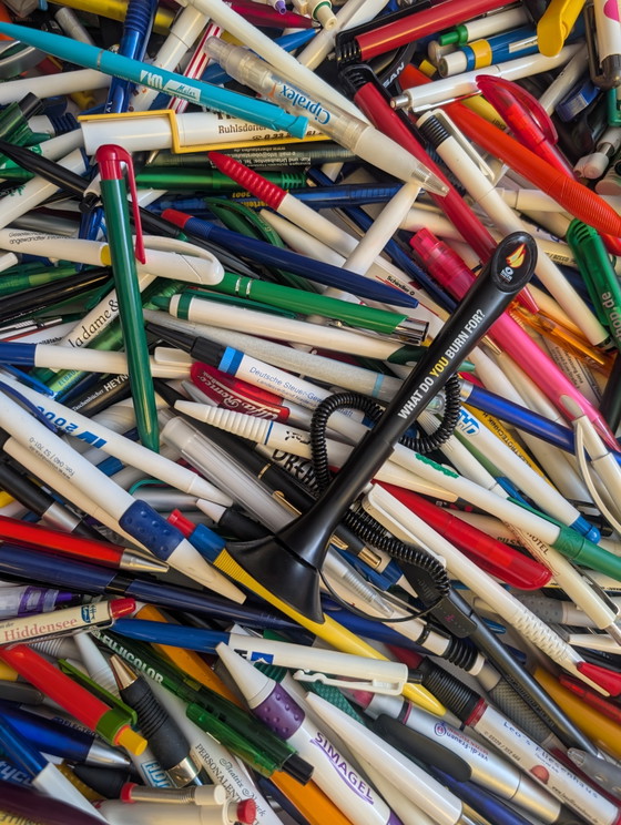 Image 1 of 2 684 stylos à bille / objets publicitaires de collection