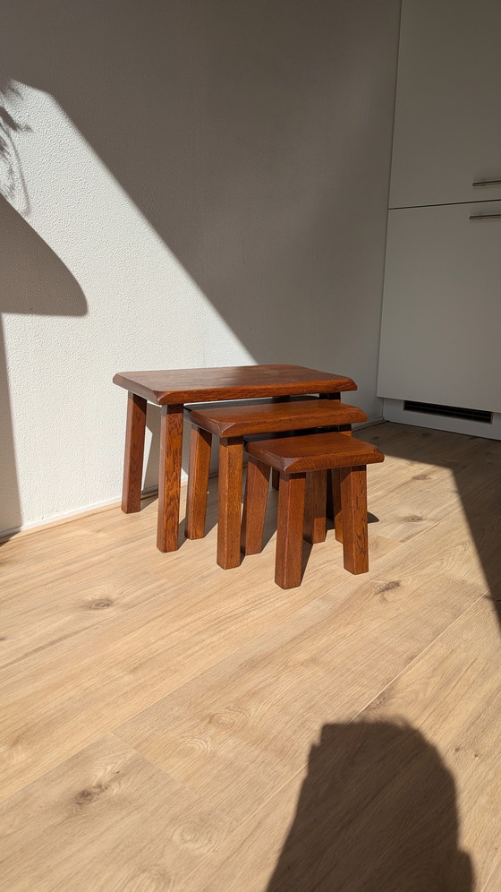 Image 1 of Set aus 3 brutalistischen Eichenholz-Beistelltischen im Mid-Century-Stil