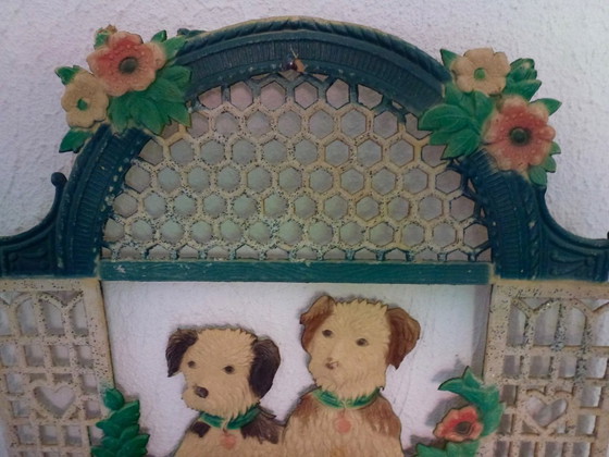 Image 1 of Vintage wanddecoratie in gesneden karton met een afbeelding van twee Schotse terriërs. 