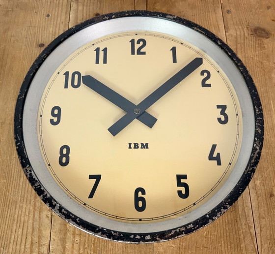 Horloge murale industrielle noire d'IBM, années 1950 – Pendules, Glass, Iron (photo 9 of 16)