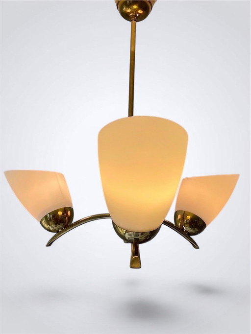 Lampadario in teak e ottone di metà secolo con paralumi in vetro smerigliato