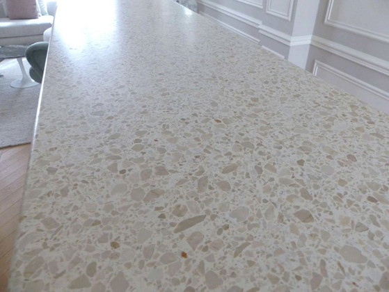 Image 1 of Moderne Bar aus massiver Eiche und doppelter Terrazzo-Arbeitsplatte – Einzigartiges Stück