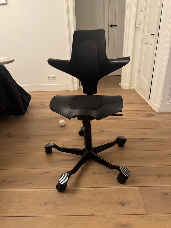 Image 1 of Schwarzer ergonomischer Bürostuhl auf Rollen