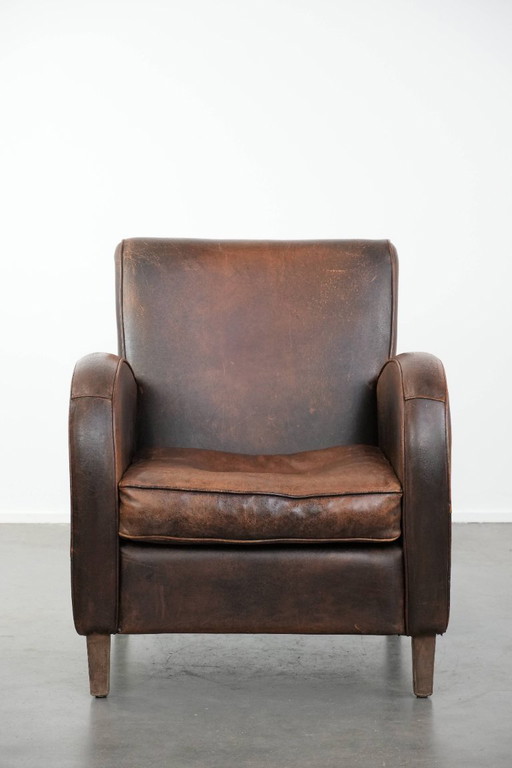 Zeitloser Vintage-Sessel im Schaffell-Design in dunklem Cognac